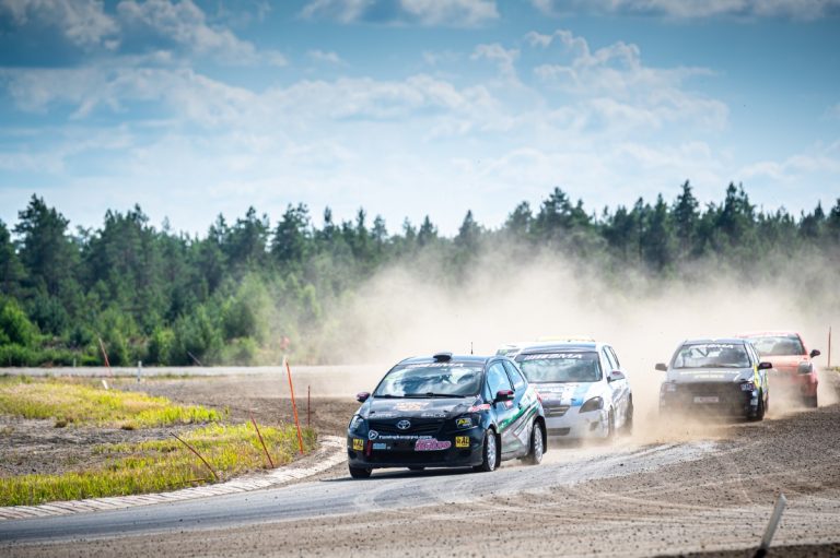 Rallicrossin SM-sarjan Murtoharjun kisa tarjosi täyden kattauksen tapahtumia
