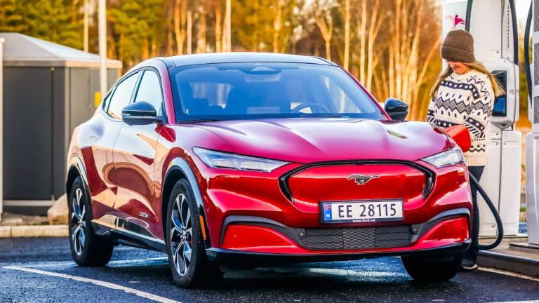 Fordin asiakkaille uusi julkinen latausverkosto