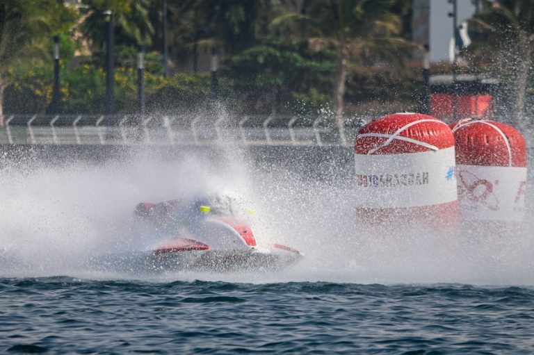 F1-veneet: Sami Seliön F1-kisa Jeddahissa päättyi ilmalentoon!