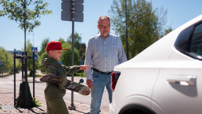 Auton takaosa mies ja poika Kuva Dirvalia