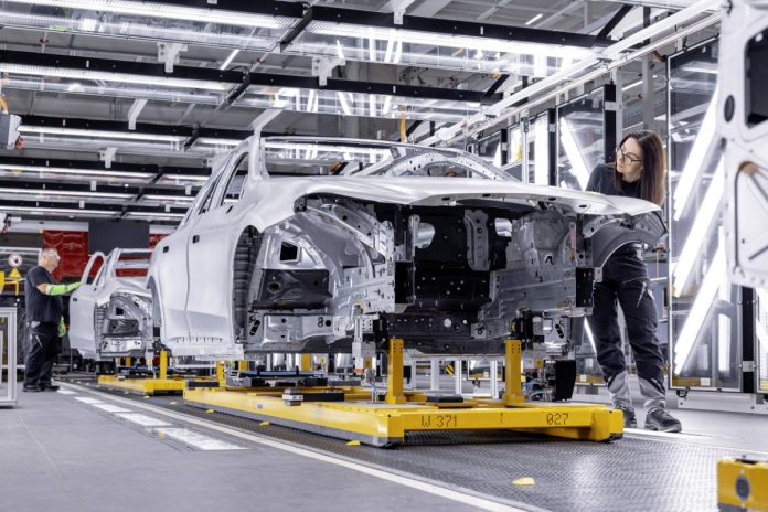 Mercedes-Benz erweitert das ungarische Werk Kecskemét und startet die Produktion der neuen elektrischen C-KlasseMercedes-Benz is expanding its Kecskemét plant in Hungary and starting production of the new electric C-Class