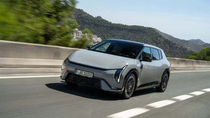 Kia EV4 GT-Line etuviisto tiella Kuva Kia