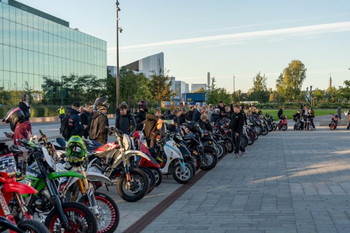 Mopoilun mielenilmaisu Kuva Mopoilevat nuoret ry