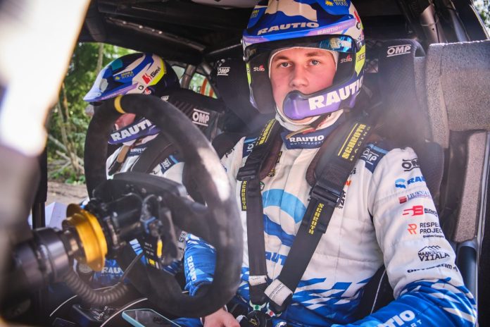 Roope Korhonen istuu autossa Kuva TGR