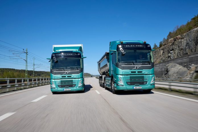 Volvo Truck Electric kaksi autoa Kuva Volvo Trucks